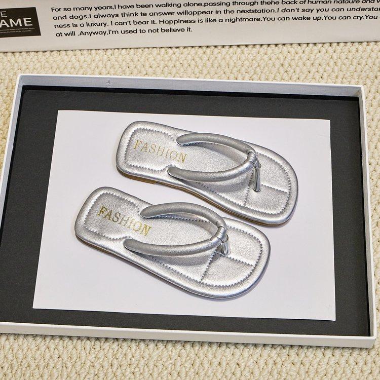 Girls slippers 2025 summer new foreign style soft sole medium older children sandals children wear beach shoes flip-flops tide