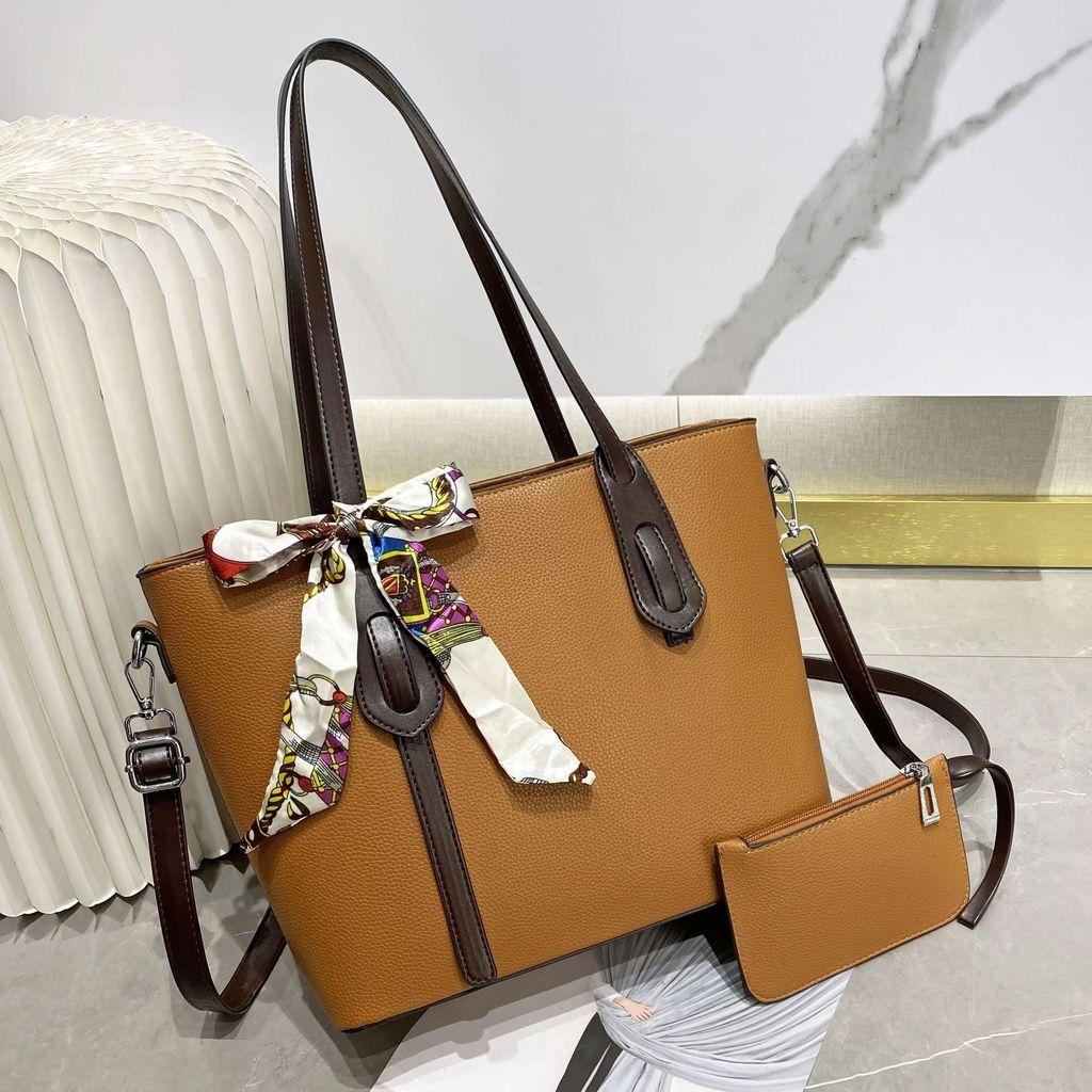Fashionable Oversized Tote Handbag With Inner Compartments For Leisure And Shopping