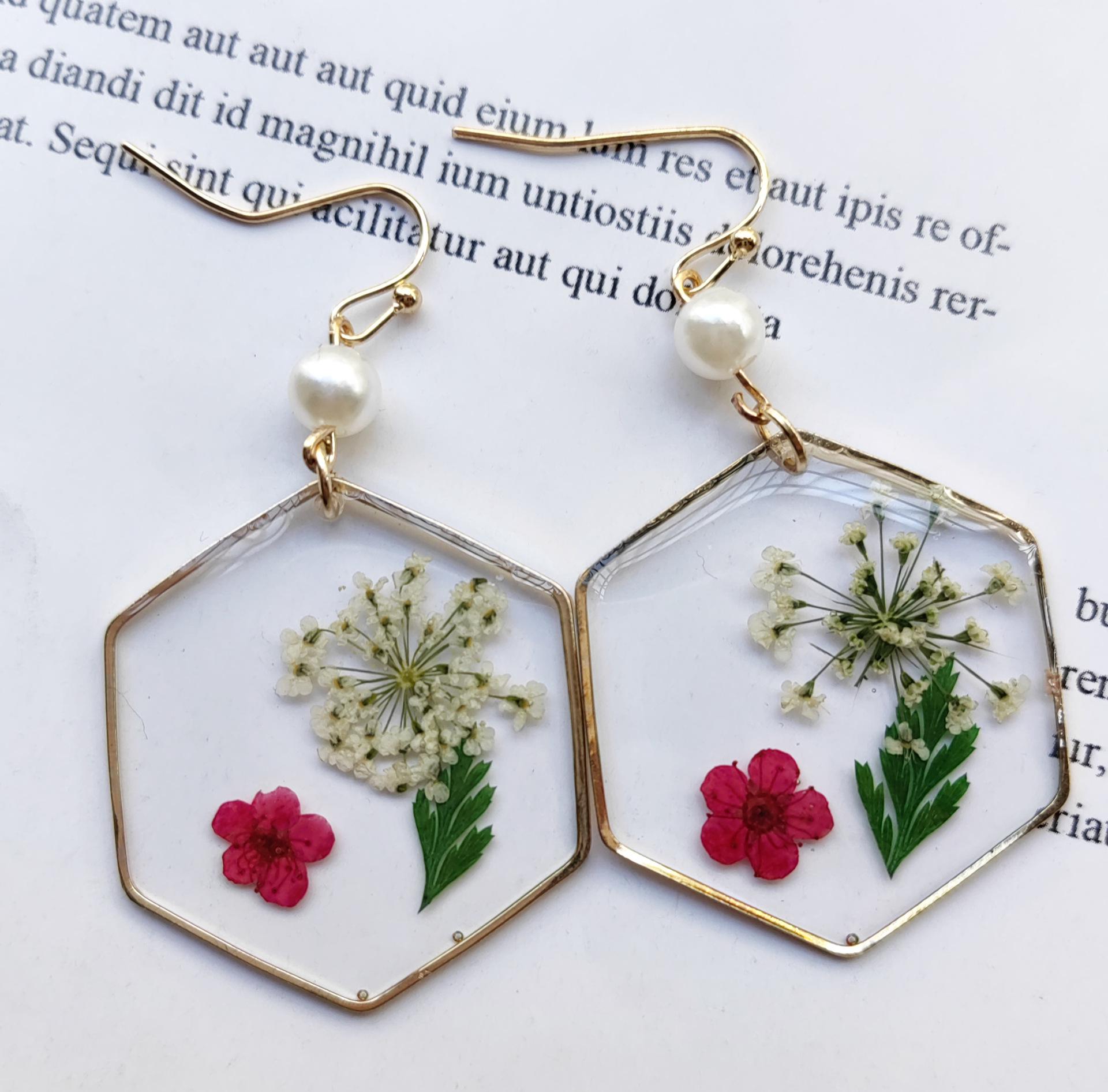 Handmade Real Preserved Flower Resin Earrings: Artistic Dried Flower Studs and Pendants.