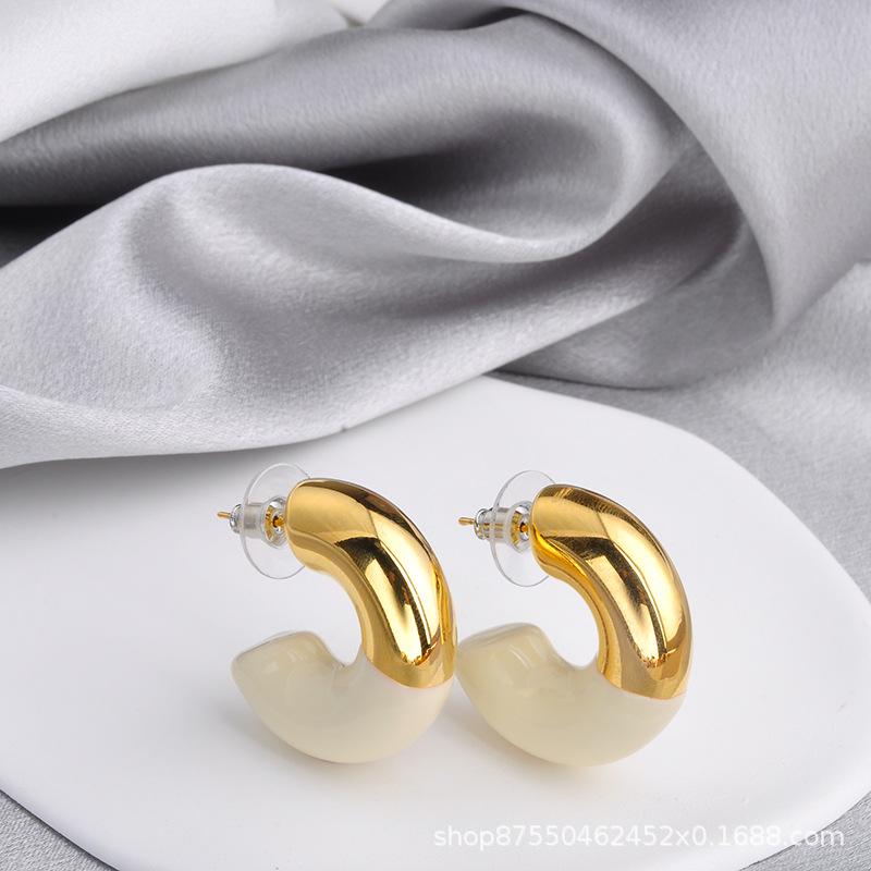 Boucles d'oreilles créoles en forme de C dorées, Puces minimalistes de créateur, Boucles d'oreilles statement uniques pour femmes