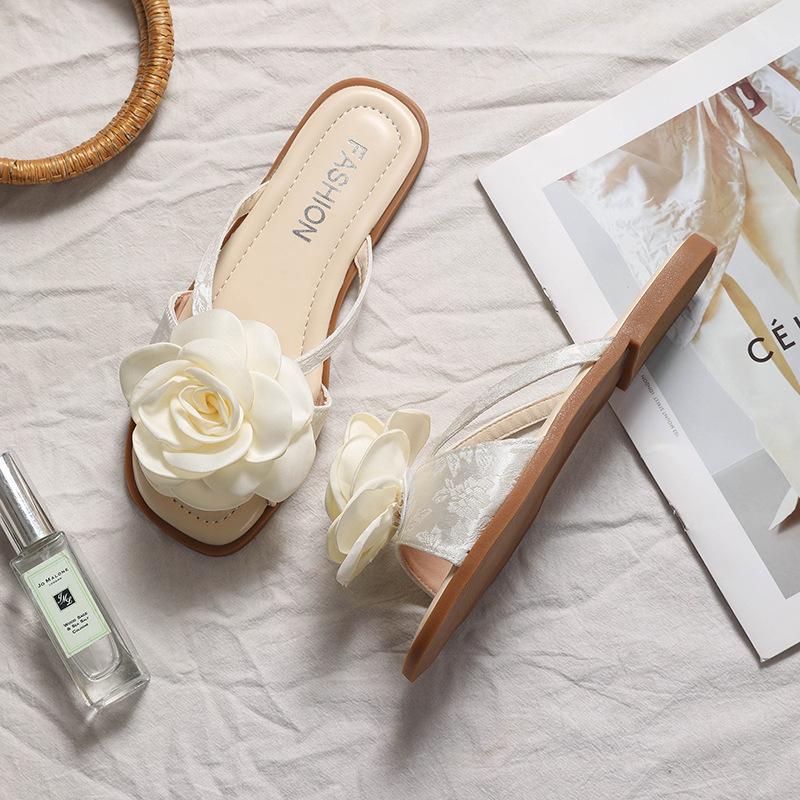 Flat bottom flower non-slip fairy wind super fire cool slippers women summer wear fashion 2025 new seaside beach shoes