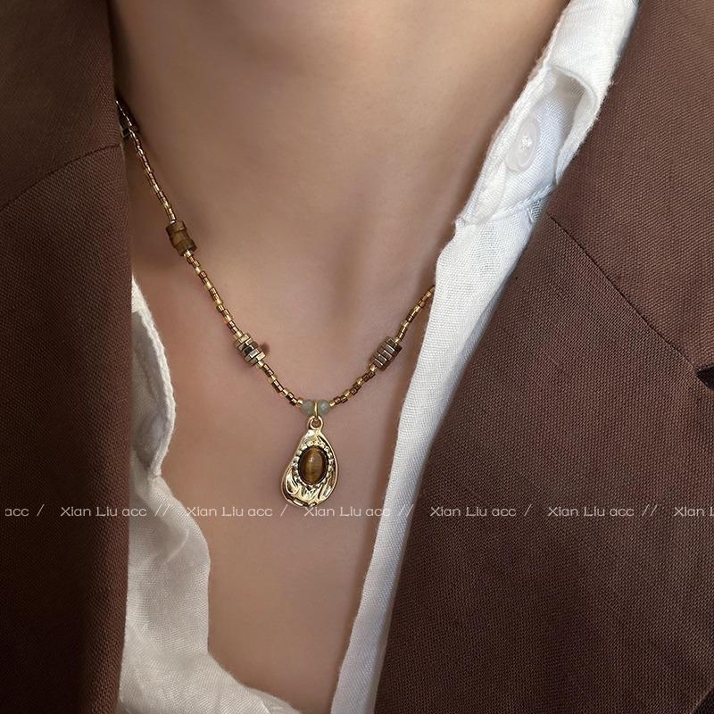 Autumn and winter new Maillard style imitation natural stone necklace retro high-end tiger's eye stone beaded neck chain collarbone