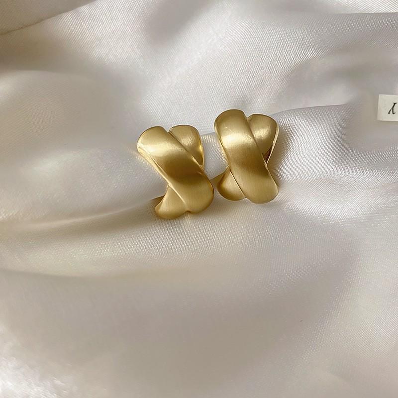 Silver Needle Irregular Stud Earrings: Retro European-American Style for Daily Versatile Wear with a High-End Luxurious Appeal.