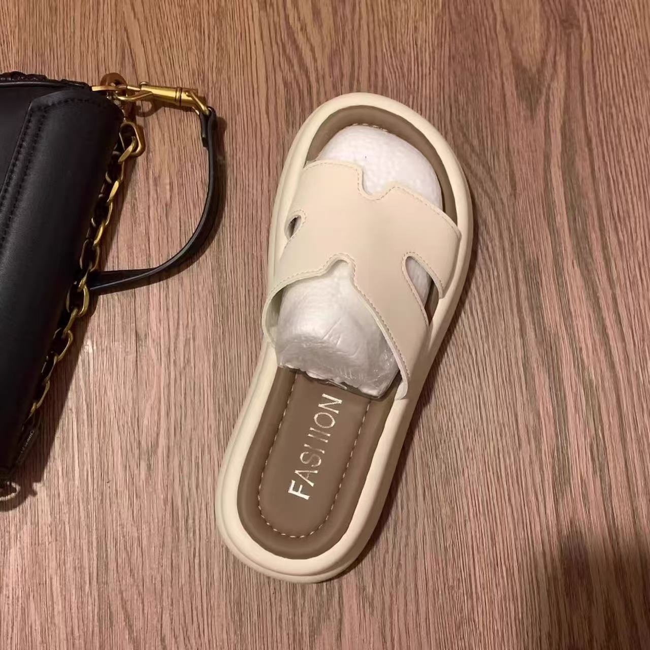 

Foreign trade round head thick bottom sandals 2025 new summer high-end wear one-word drag Korean version of simple fashion slippers 35