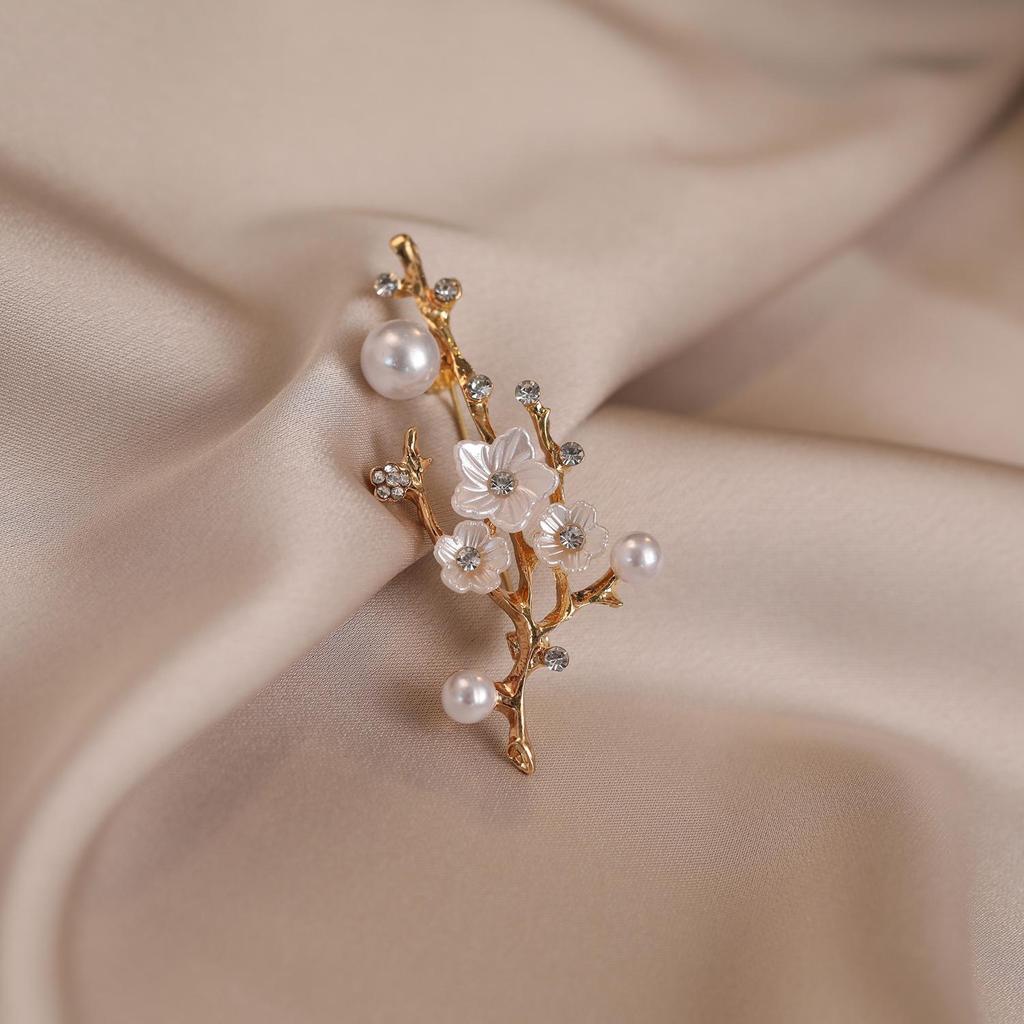 Ruyi Pipa Brooch: Elegant Classic Pearl Pin for Women’s Cheongsam