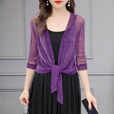 Un petit châle associé à une jupe camisole d'été et une veste courte pour un gilet d'été court et un grand haut ample