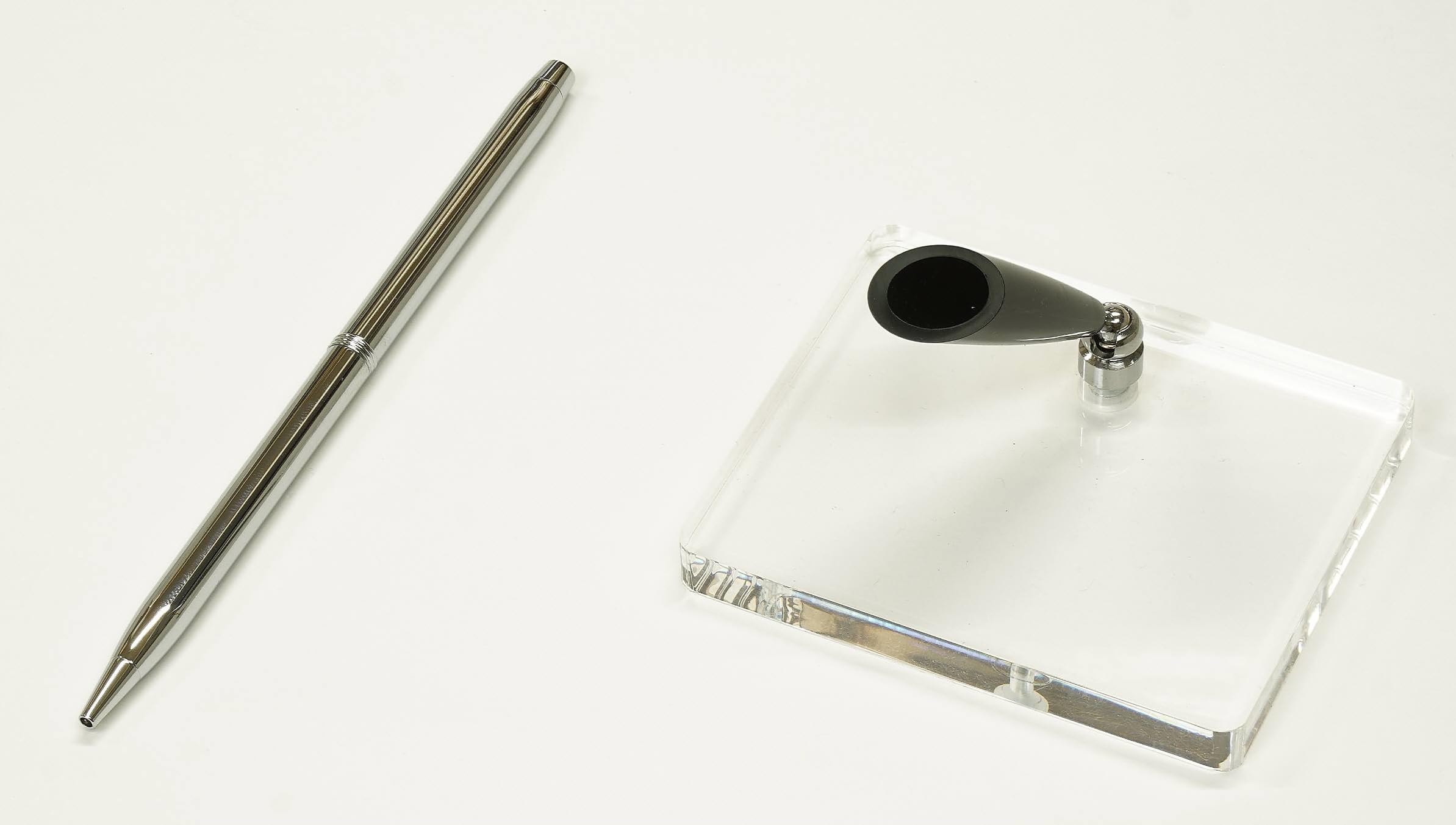 

Brass rotating pen with a hole at the top for attaching gimmicks clear acrylic pen stand with black pen holder banker-style + Q-S5P3-1