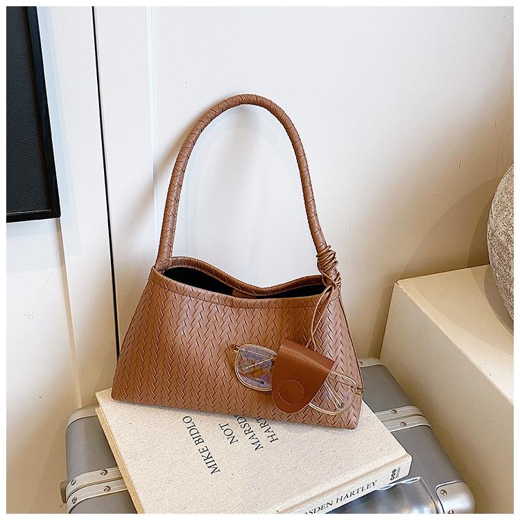 

Новая нишевая темпераментная сумка 2025 года, высококлассная модная плетеная сумка, простая сумка-ведро для ношения на плече или под мышкой коричневый