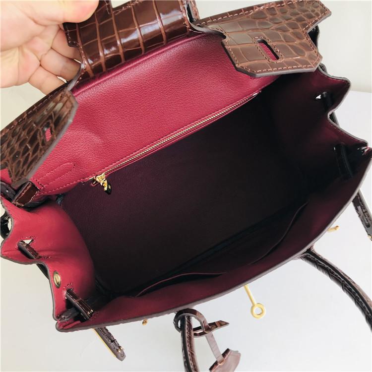 This Crocodile-patterned Cowhide Women's Bag Is a Fashionable Hand-shoulder Crossbody Bag with a Sense of Luxury and Elegance
