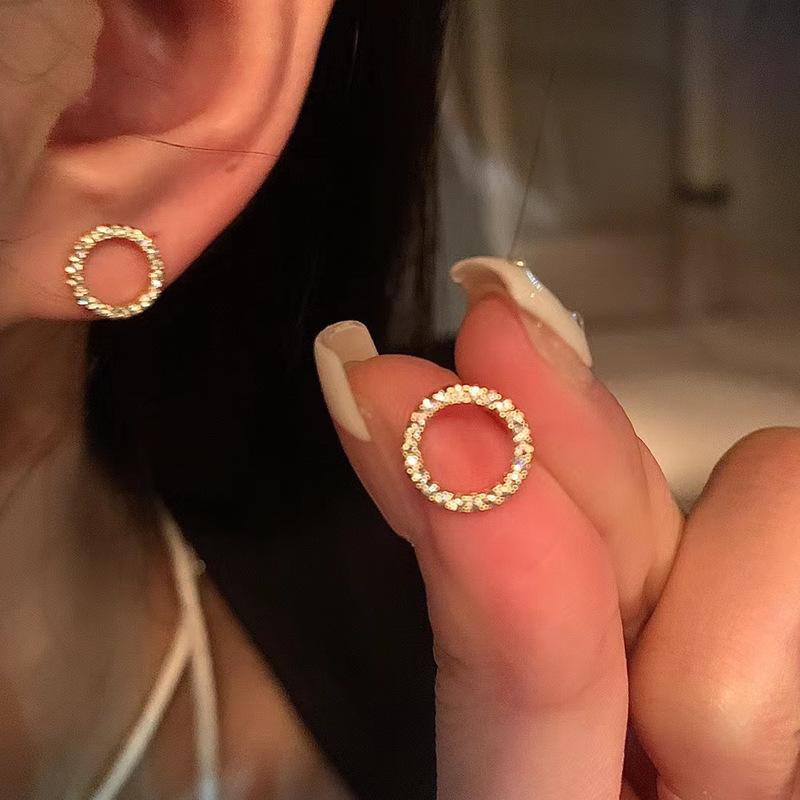 

Elegant 2023 Trendy Niche Design Stud Earrings for Women - Small, Exquisite, High-End Style