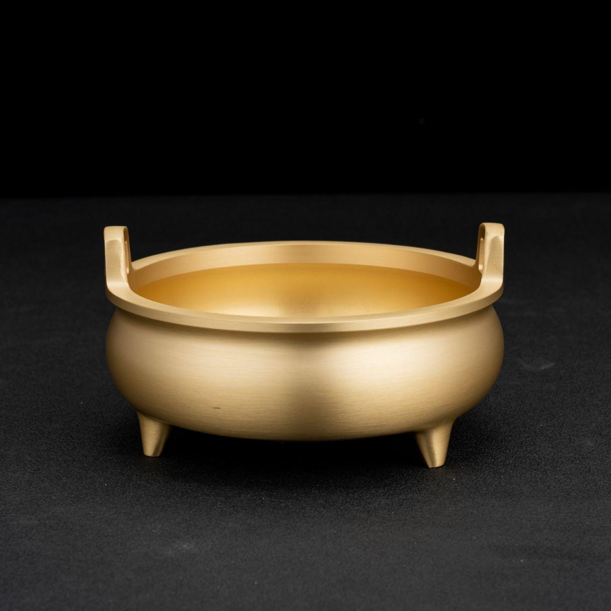 

Brass Plain Three-Legged Incense Burner with Straight Ears, Household Stick Incense Burner for Indoor Worship, Chinese Style Craft & Gift Diameter:10CM
