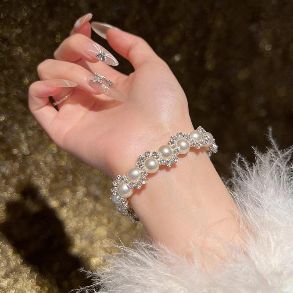 Elegant Pearl Zircon Bracelet for Women – Exquisite, Sparkling, Versatile, and Luxurious Hand Accessory.