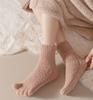 Herbst Winter Frauen Verdicken Korallen Fleece Fünf Finger Socken Weiche Mittelrohr Socken Hause Boden Schlafsocken Split Toe Socken