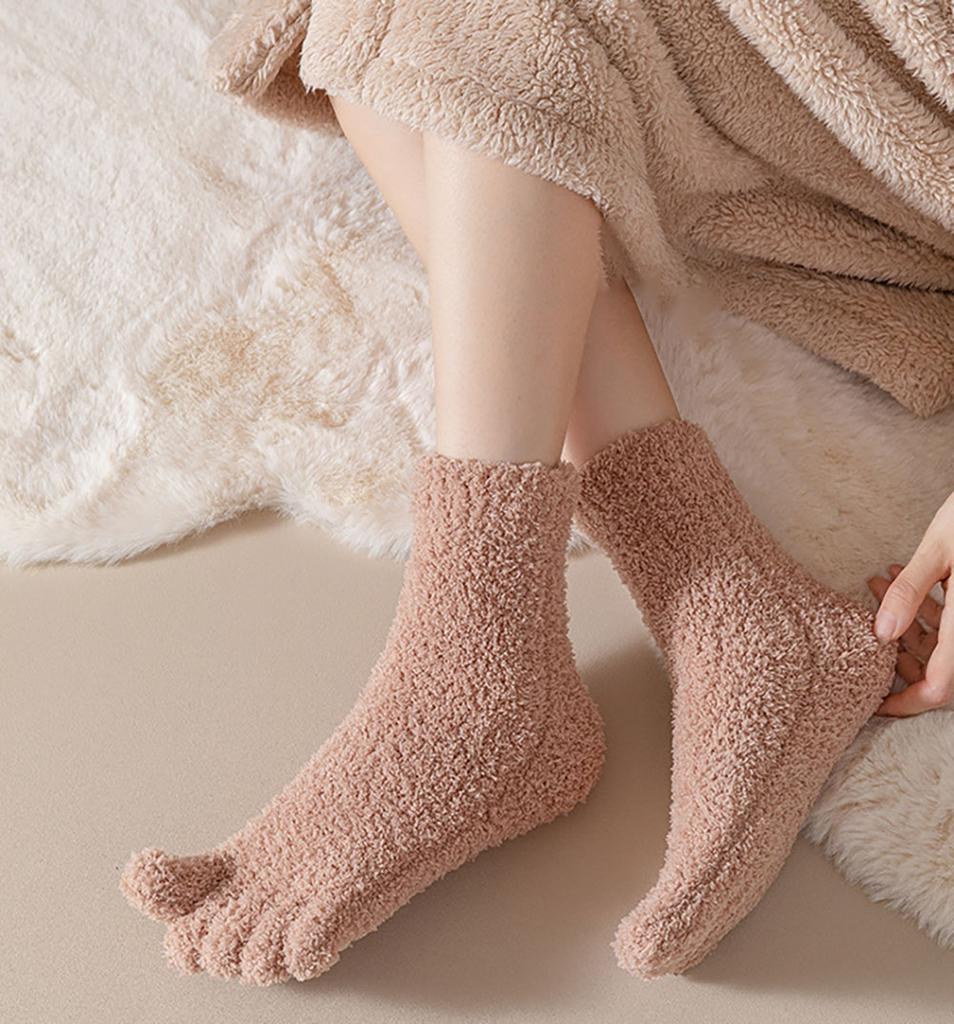 Herbst Winter Frauen Verdicken Korallen Fleece Fünf Finger Socken Weiche Mittelrohr Socken Hause Boden Schlafsocken Split Toe Socken