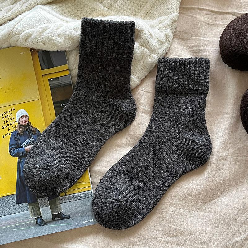 

Thickened Women s Red Fleece-Lined Socks Warm Winter Cotton Socks Festive Mid-Calf Socks for New Year 1 pair темно-сірий колір