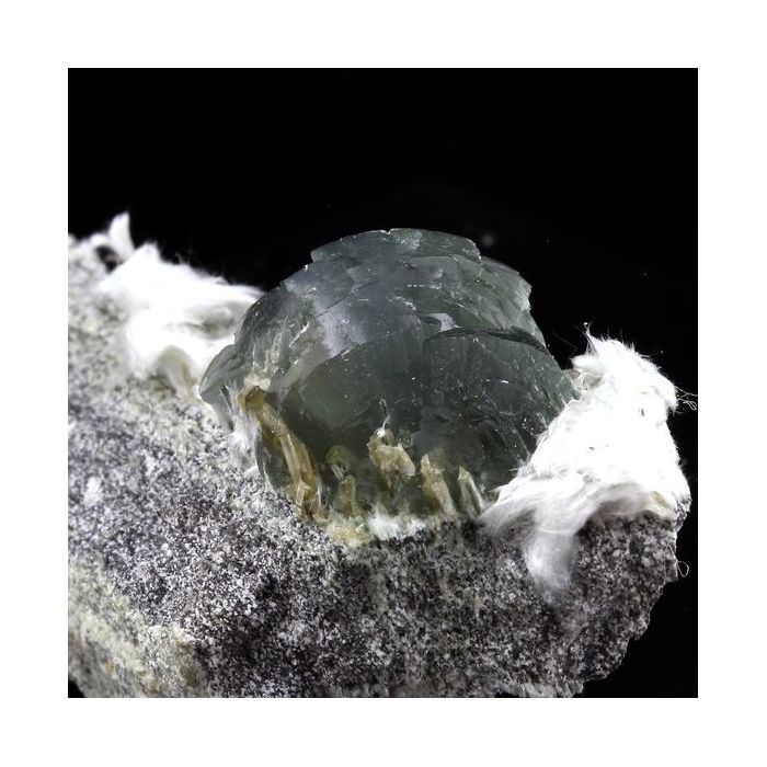 Pierres et Minéraux. Prehnite. 61.0 ct. La Combe de la Selle, Bourg d'Oisans, France..