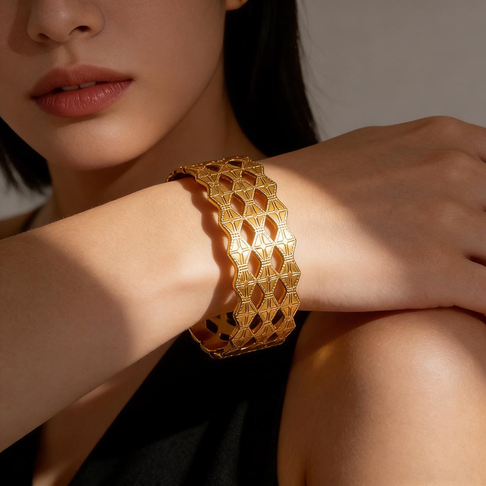 New Ethnic Style Hollow Bracelet Light Luxury Wide Version Women's Bracelet Geometric Jewelry