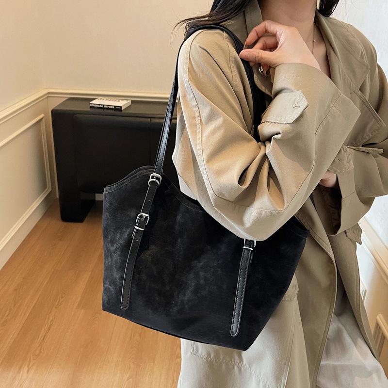 Large capacity matte retro bag women's autumn and winter 2025 new versatile shoulder bag texture work commuter tote bag