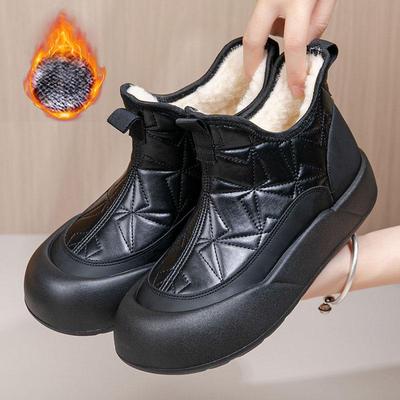 Neue Baumwollschuhe mit zusätzlichem Fleece und verdickten rutschfesten Schneestiefeln sowie lässige Baumwollstiefel an einem Fuß