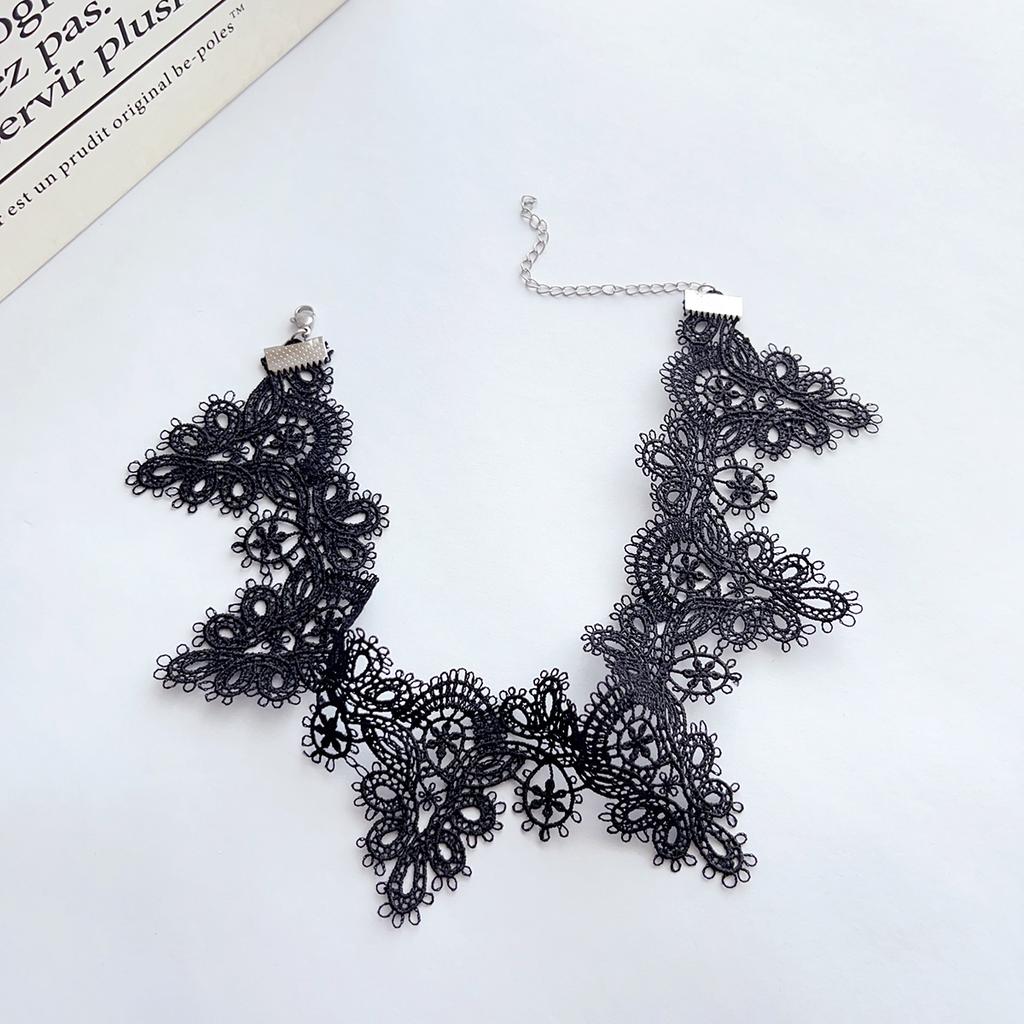 Schwarz-Weiß-Spitzen-Hohl-Kragen breiter Rand Choker Temperament Halsband Abdeckung Halsmuster Narbe Hals Schmuck Choker Hals