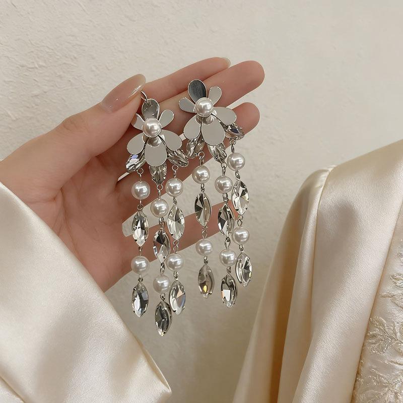 Court style silver diamond-encrusted flower stud earrings retro personality light luxury design earrings dinner dress temperament earrings