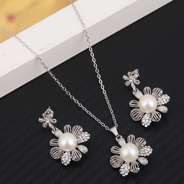 Klassische Imitationsperlen-Halskette, goldfarbenes Schmuckset für Damen, klarer Kristall, elegante Party, Mode, Kostüm, Weihnachtsgeschenk