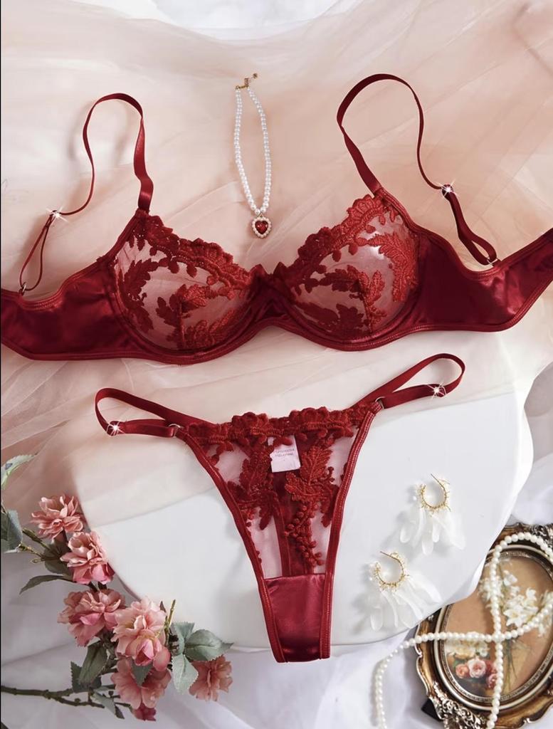 Sexy Damen-Dessous-Set mit floralem Dekor. Farbe: rot