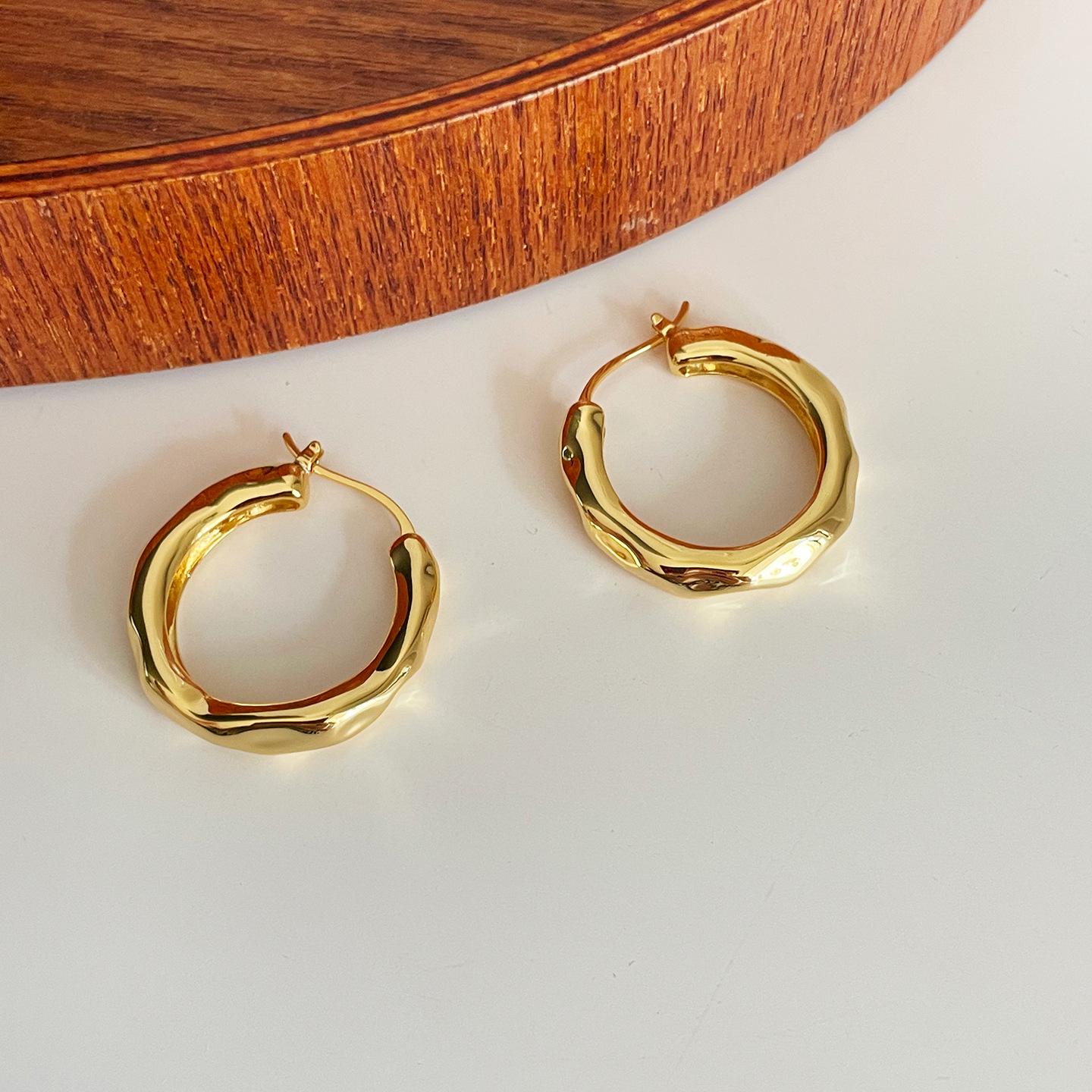 

Gold-Plated Irregular Hoop Earrings: European Style, Fresh & Natural Design, Light Luxury, Unique Ear Studs for Women золотой