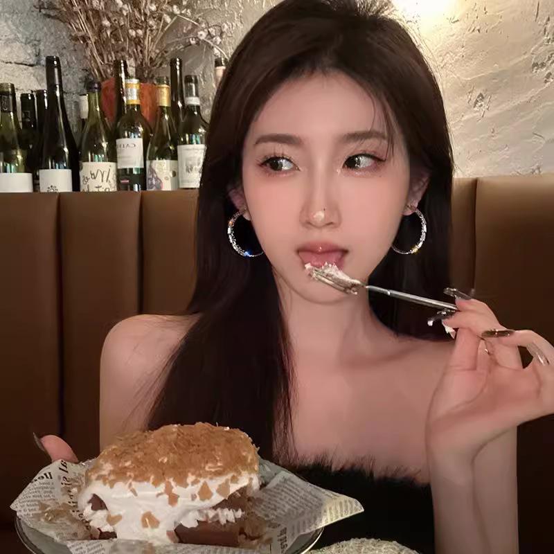 

Chic Zircon Hoop Earrings 2024: Trendy Sweet & Cool Style for Spicy Girls