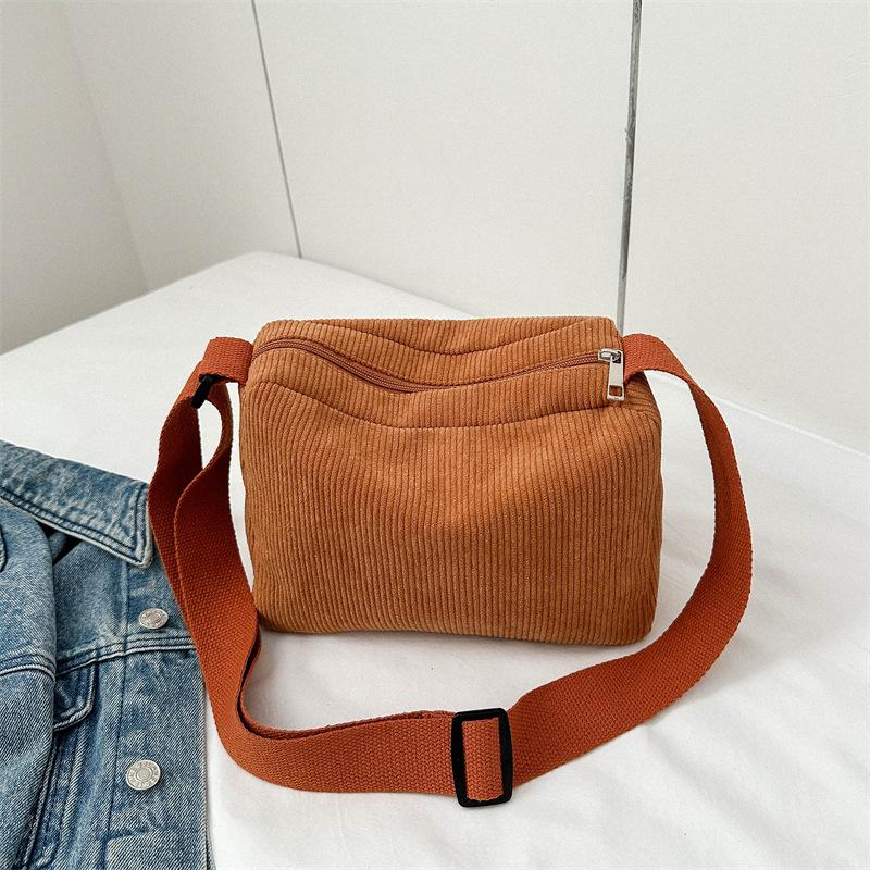 

Вельветовая однотонная большая вместимость 2025 новая простая трендовая осенне-зимняя повседневная женская сумка-тоут через плечо коричневый