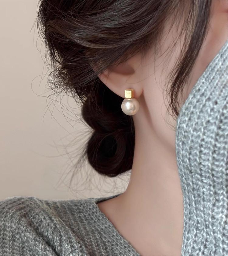 2026 New High-End Earrings Retro Earrings Light Luxury Earrings Temperament French Niche Design Accessories