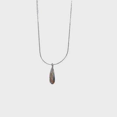 Minimalistischer silberner Wassertropfen-Anhänger an Schlangenkette - Vielseitige High-End-Halskette