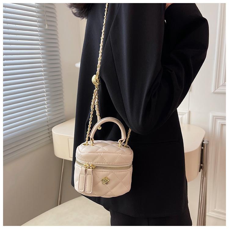 

Wholesale Style Mini Makeup Bag New Fashion Summer Quilted Chain Crossbody Bag Trendy Handheld Lipstick Bag White Small Size
