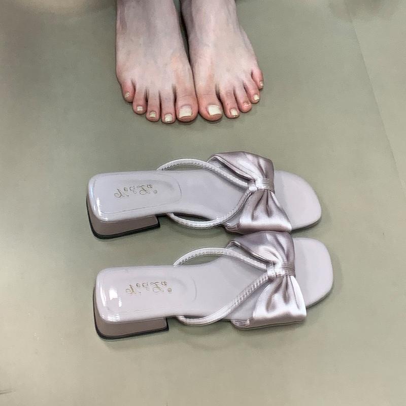 Blue cabinet, open-toed cool slippers for women's summer wear 2025 summer with skirts, one-word drags, folds, bows are gentle and cool