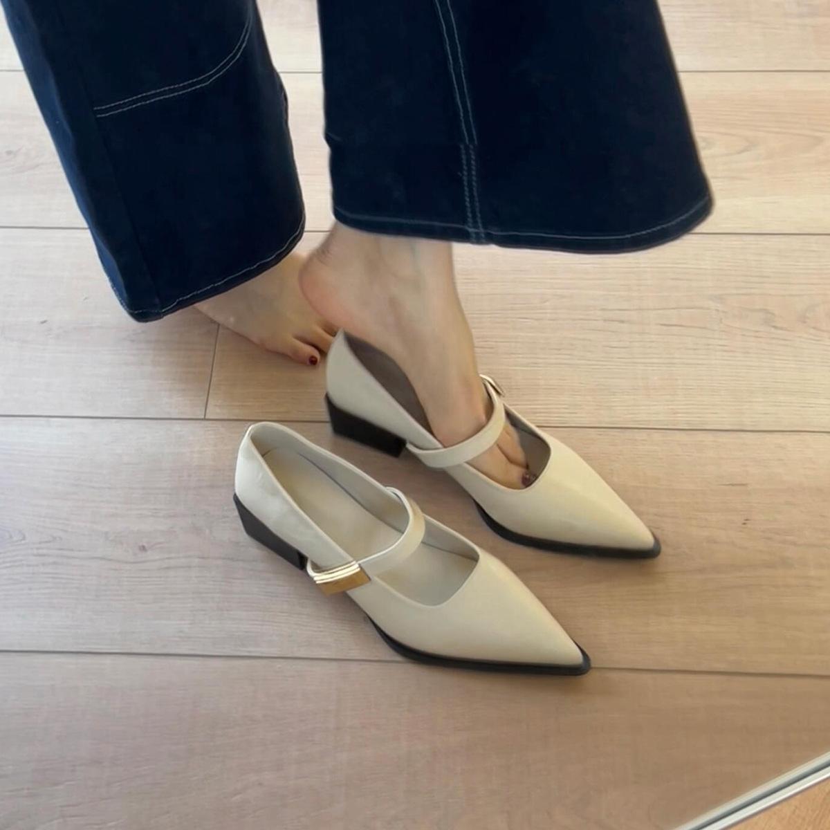 

Sheepskin version~ One-pedal pointed thick heel Mary Jane shoes light mouth one word with French light mouth temperament single shoes 35