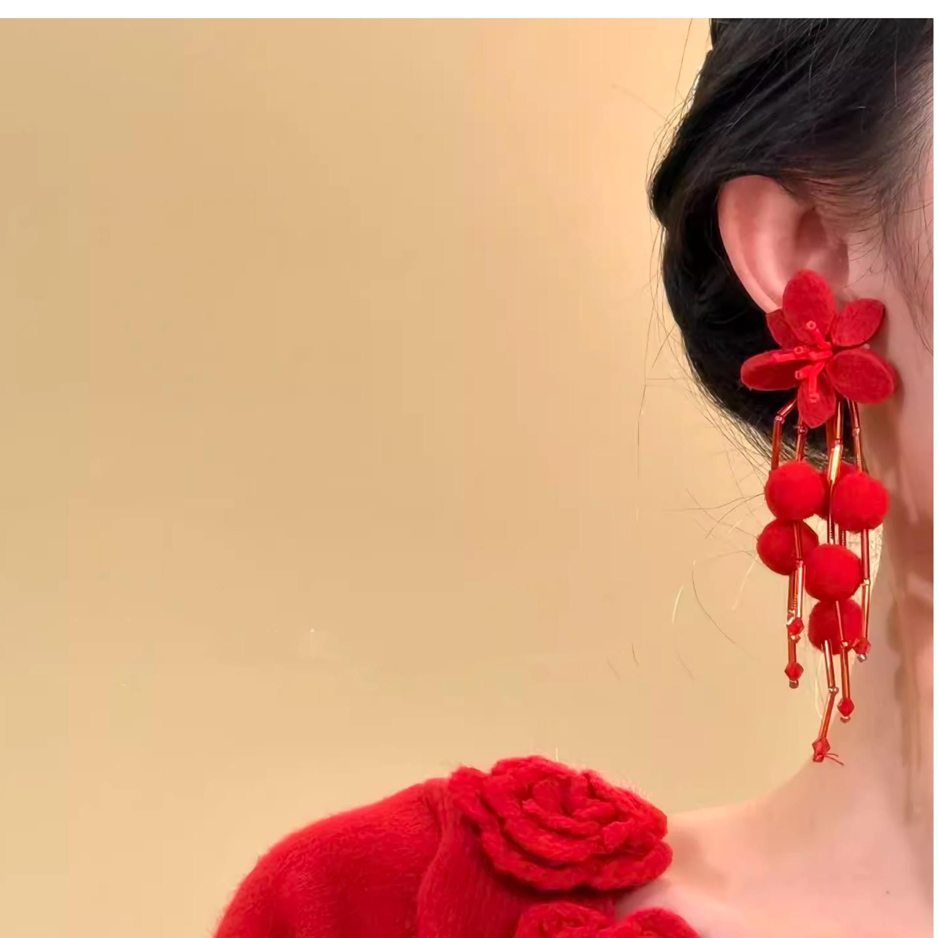 Красные серьги-гвоздики с бахромой в виде цветка-клубка Пряжка Европейские и американские универсальные серьги для женщин