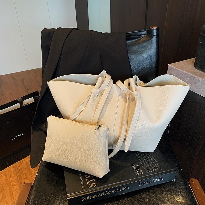 Trendy Minimalist Large Capacity Fan-shaped Tote Bag Litchi Patterned Handbag, Shoulder Armpit Bag Daily Commuting and Shopping