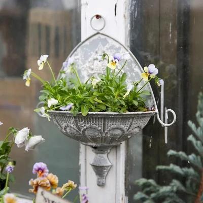 Hattform Väggmonterad Blomkorg Metallsmide Heminredning Trädgårdsprydnader Tryckt Relief Väggblomkruka Dekorera