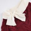 Ein schulterfreies Color-Block Bodycon Strickkleid mit Schleife, formender Taille und Vintage-Feeling