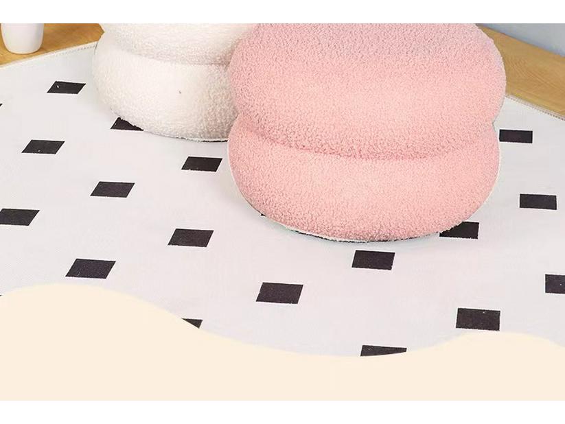Rund krakk i lammeull - Kreativt, lavt design for stue, barnesofa, skoskiftebenk