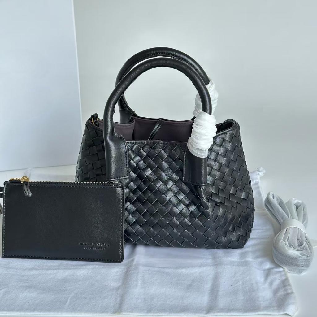 2025 Bolsa de ombro feminina tecida em couro bovino de luxo leve transfronteiriça, bolsa de compras para mães, bolsa carteiro premium para o dia a dia feminina