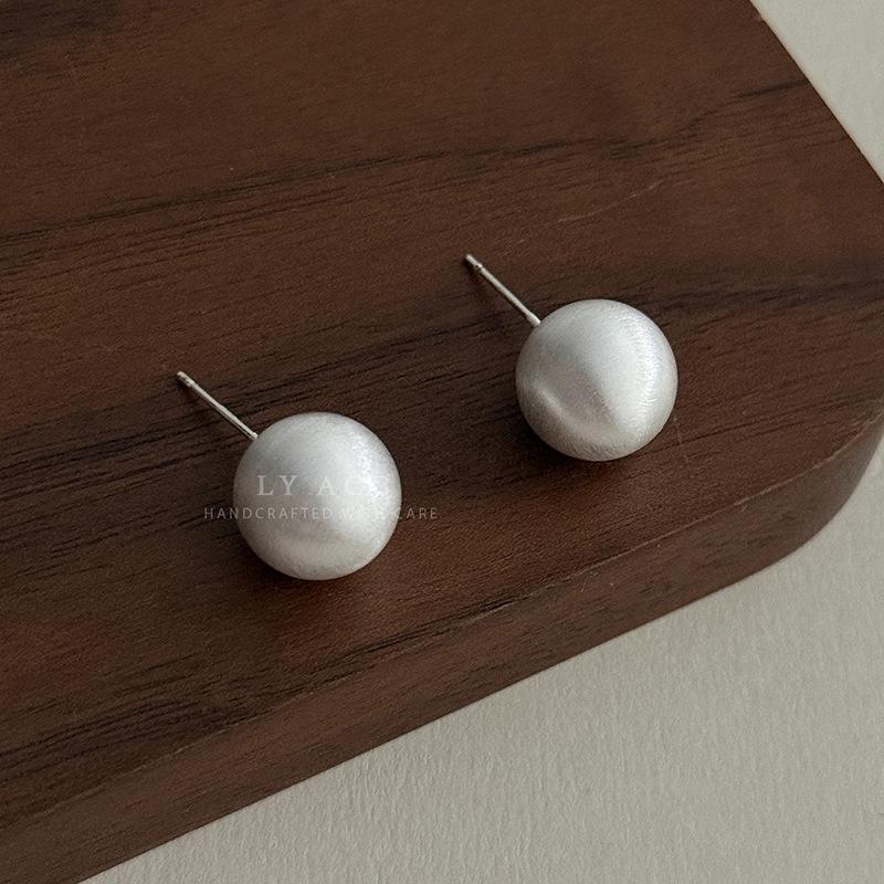 Brushed Ball Earrings Women's High-end Matte Niche Design Light Luxury Temperament Ball Ear Buckle Texture Retro Stud Earrings