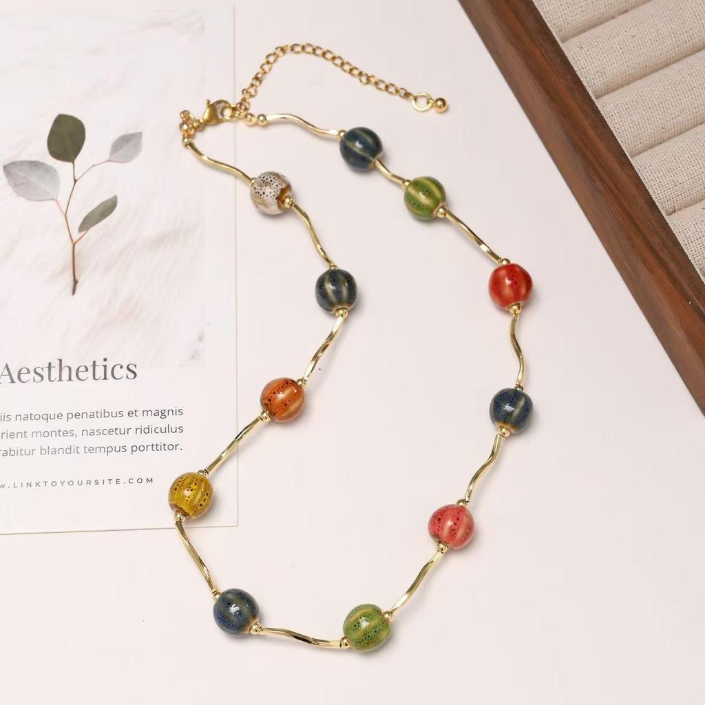 Retro Round Resin Necklace: Versatile, Fashionable High-End Clavicle Chain for Women