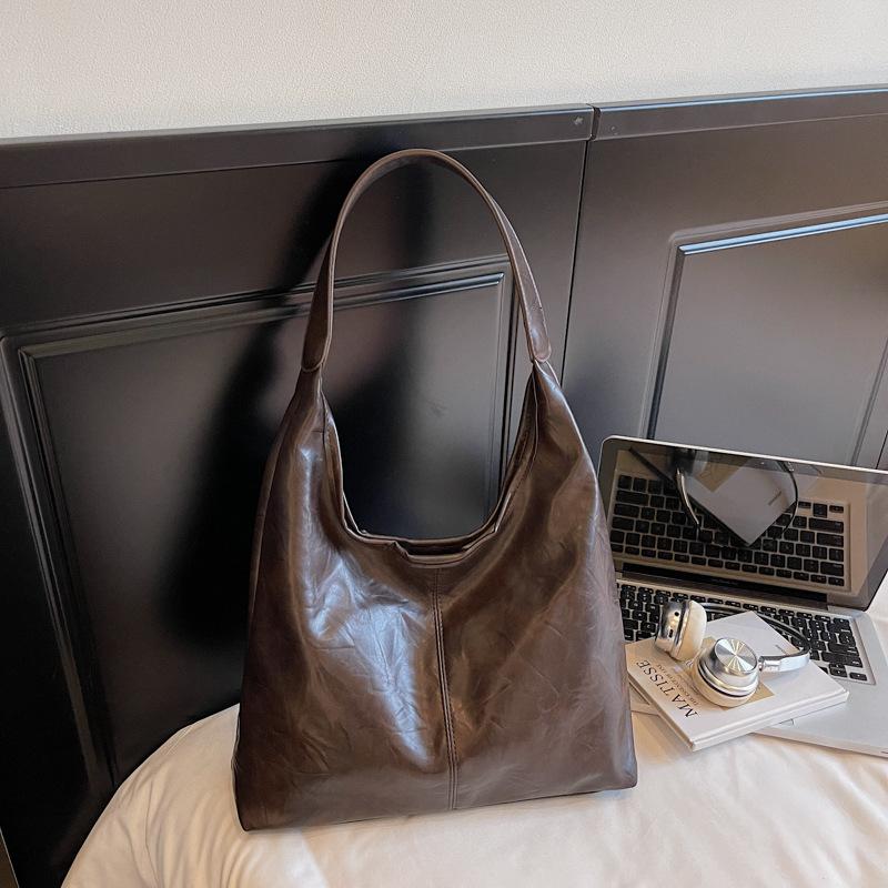 

Autumn retro commuter bag women s bag 2025 new trendy fashion Korean shoulder tote bag large capacity armpit bag темно-коричневого