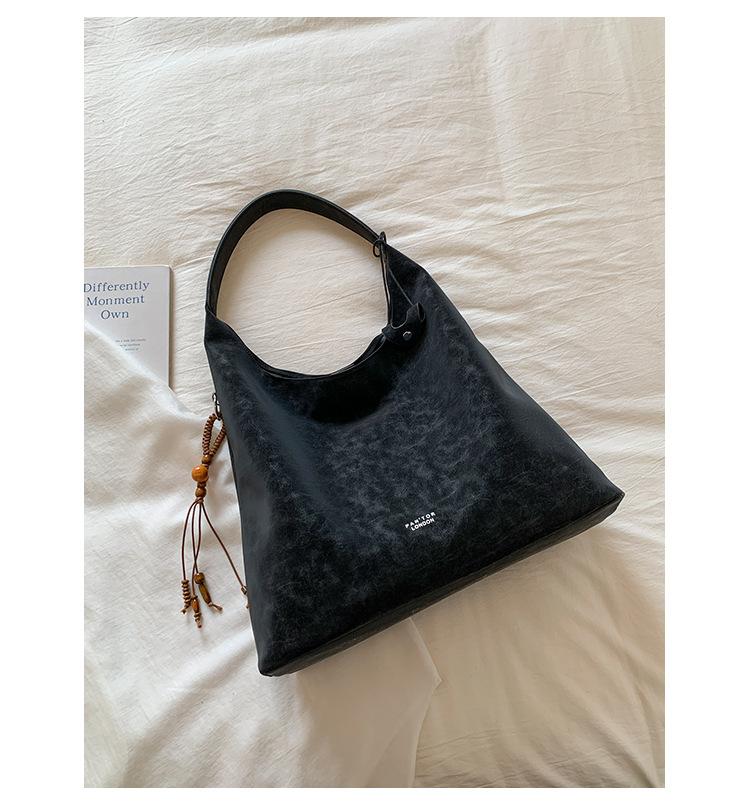 Frosted letter tray extra-large bag women s 2025 autumn and winter new retro fashion trend large-capacity shoulder bag