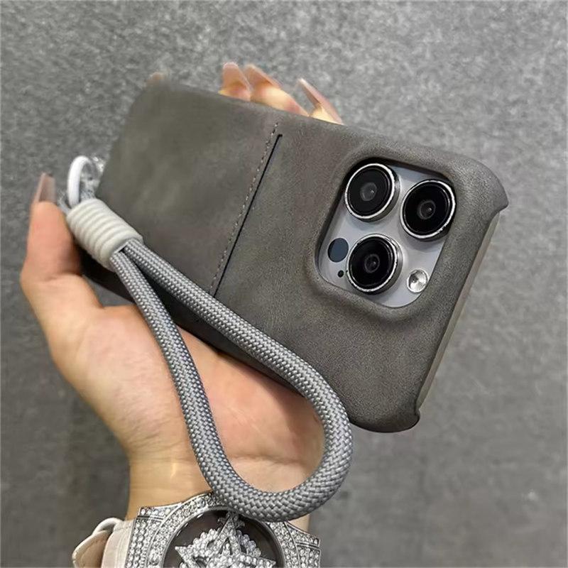 Matte Slot Kartenhalter mit Handgelenk Hand Strap Fall für iPhone 16 15 Plus 13 12 14 Pro Max Kamera Stoßstange Leder Abdeckung