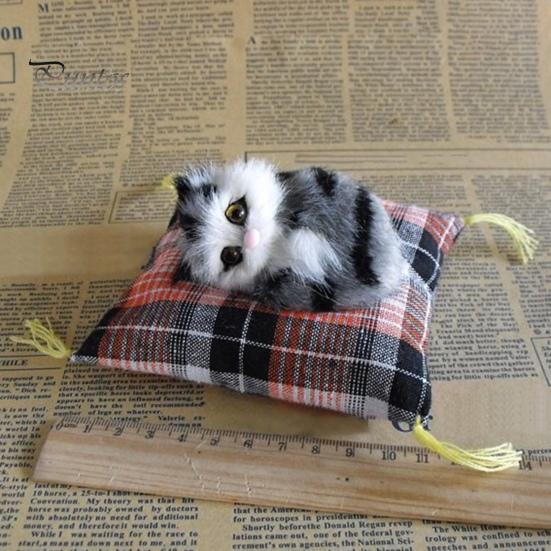 Simulasjon Kattedukke Plysjleketøy Mini Realistiske Sovende Katter på Matte Figur Utstoppet Dyr Leketøy med Pute for Hjemmekontor Rom Skrivebordsdekor