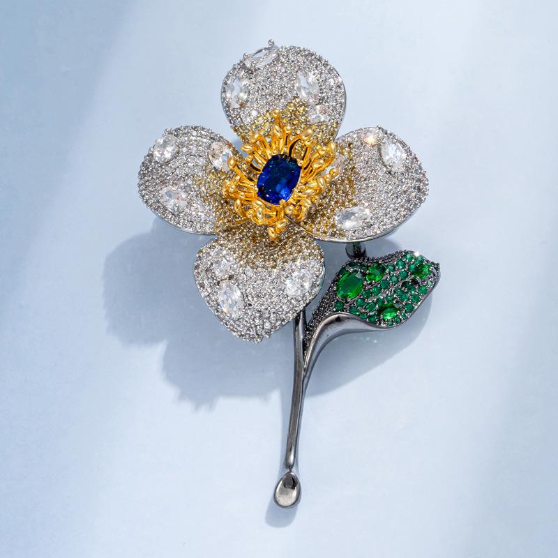 

Винтажная брошь-цветок из василькового сапфира - Dilly Snow в королевском стиле корсажа