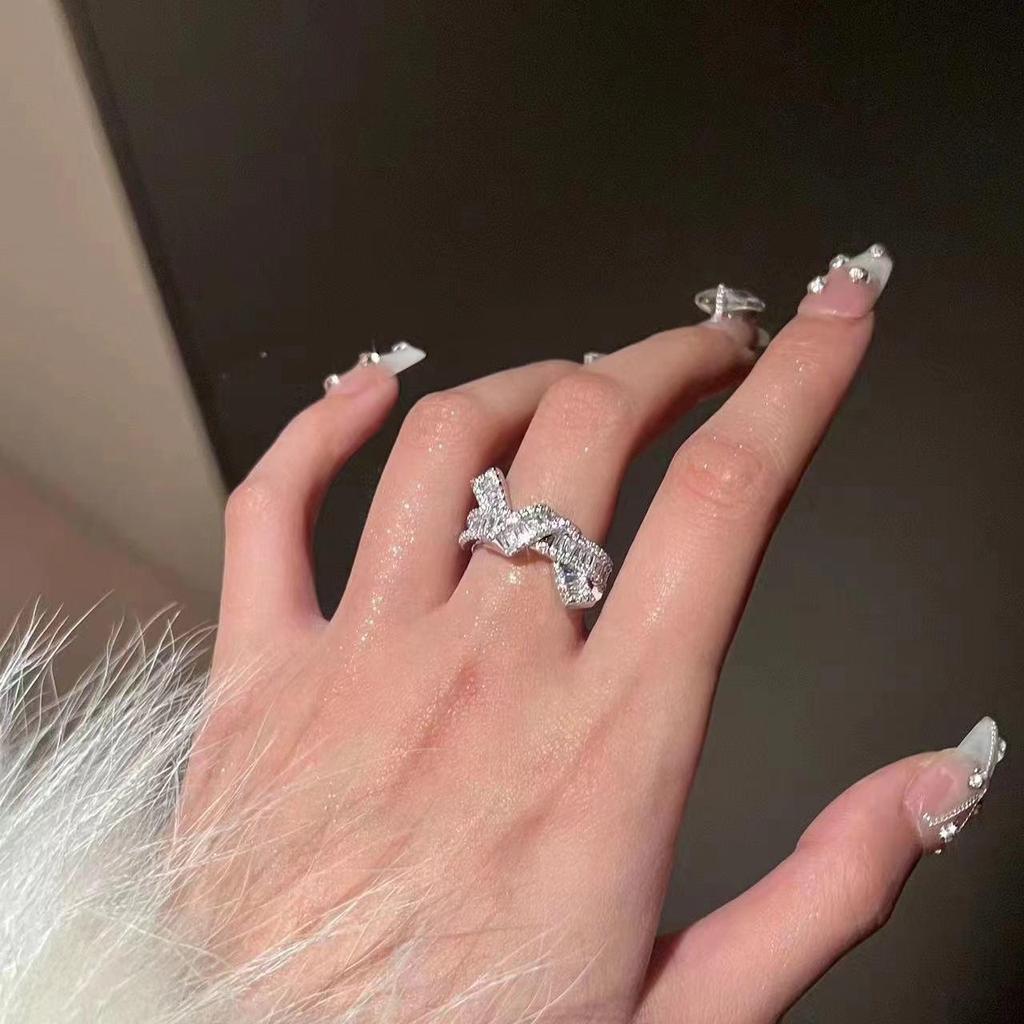 Elegant Diamond Knot Ring: A Stunning, Versatile Design with Silver Diamonds.