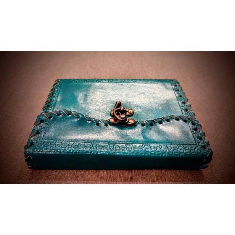 Ręcznie robiony dziennik w kolorze zielonym, oprawiony w skórę vintage, zamykany - Nieliniowane, ręcznie robione strony z recyklingu, z możliwością wymiany - Skórzany prezent dla niego, dla niej